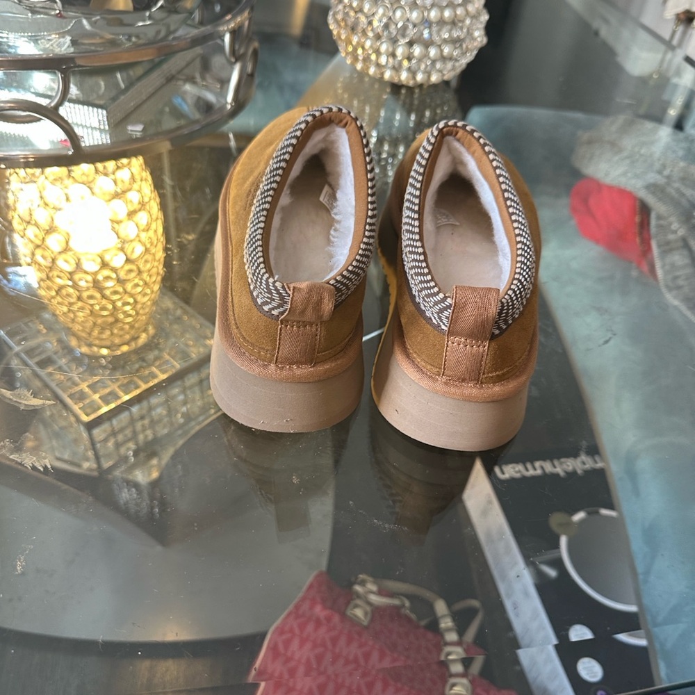 UGG Tan Women's Slippers with Striped Trim Brand New - Picture 3 of 6